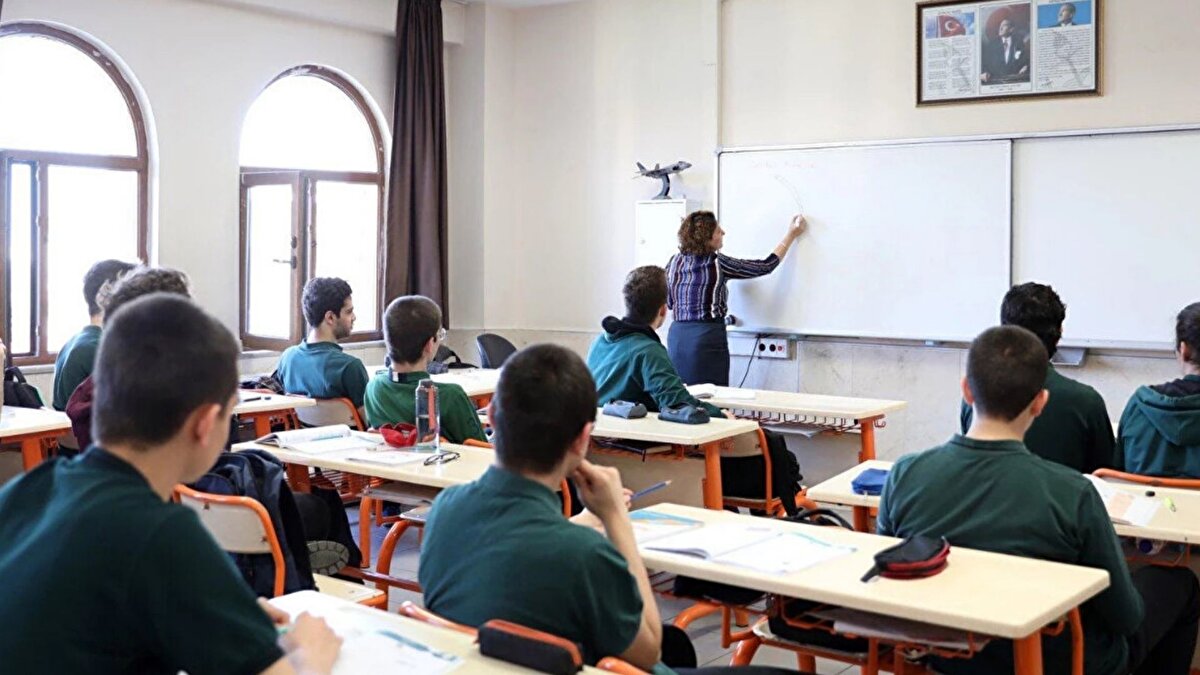 Yaş farkı ve akran zorbalığı İlişkisi<br><br>Uzmanlar, yaş farkının özellikle duygusal ve fiziksel olarak daha küçük öğrencileri olumsuz etkilediğini belirtiyor. Henüz oyun çağı özelliklerini taşıyan 66-71 aylık çocukların, motor beceri, dikkat süresi ve sosyal kurallara uyum konularında yetersiz kalması, onları daha olgun akranlarının baskısına ve akran zorbalığına karşı savunmasız bırakıyor. Yeni düzenleme ile ilkokula başlama yaşı 72 ay olarak sabitlenecek, ancak çocukların bireysel gelişim durumları göz önünde bulundurularak 69 ay ile 75 ay arasında bir esneklik bandı tanımlanacak. Bu formül, eski sistemdeki kontrolsüz yaş farkını ortadan kaldırarak zorbalık riskini önemli ölçüde azaltmayı amaçlıyor.