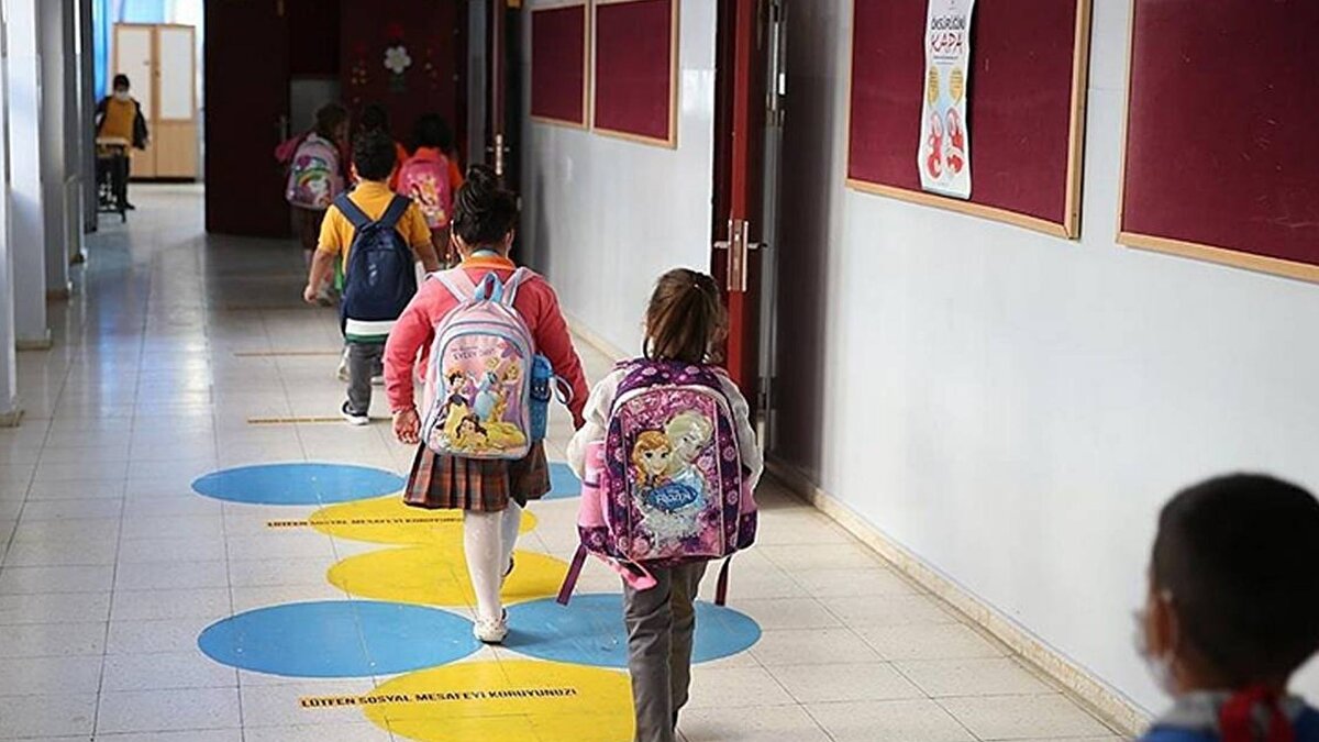 Yürürlükteki 2014 tarihli yönetmelik, eylül ayı sonunda 69 ayını dolduran çocuklara okula başlama zorunluluğu getirirken, ailelerin talebiyle bu yaş 66 aya kadar düşürülebiliyordu. Bu esnek yapı, bazı birinci sınıflarda 66 aylık bir çocuk ile 80 aylık bir akranının yan yana oturmasına, yani 14 aya varan bir yaş farkına neden oluyordu. Eğitimciler, bu uçurumu, gelişim düzeyinde büyük farklılık gösteren bebekler arasındaki farka benzeterek, sınıf içi öğrenme ortamındaki akademik uyum ve sosyal gelişim zorluklarını sürekli olarak dile getiriyordu. MEB’in bu adımı, sınıf içi homojenliği sağlayarak eğitim kalitesini artırma vizyonunun bir parçası olarak değerlendiriliyor.