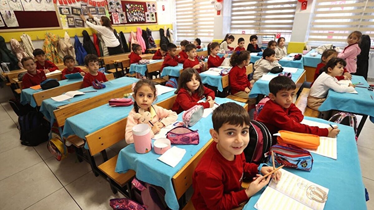 Gelişim psikologları, ilkokul disiplinine uyum için en ideal olgunluk düzeyinin 72 ayda oluştuğunu, küçük yaşta başlayanların okumaya geçiş süreçlerinin bile geciktiğini ve bu durumun özgüven kaybına yol açtığını vurguluyor.