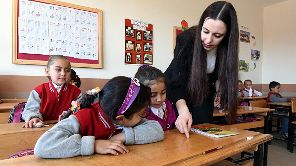 Öğretmenlerin sınıf gözlemleri, küçük yaşta okula başlayan öğrencilerin yazı yazma, yönerge takip etme ve öz bakım becerilerinde (tuvalet, yemek) ciddi güçlükler yaşadığını gösteriyor. Bu çocuklar çabuk yoruluyor, ağlama krizleri geçirebiliyor ve motor beceri eksiklikleri nedeniyle çanta hazırlama veya düğme ilikleme gibi basit işleri dahi tek başına yapamıyor.