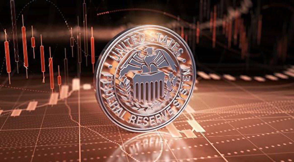 ABD Merkez Bankası (FED), küresel finans piyasalarının en önemli gündem başlıklarından biri olan Aralık 2025 faiz kararının tarih ve saatini duyurdu. Ekonomik görünüm, enflasyon verileri ve istihdam piyasasının ele alınacağı yılın son Para Politikası Kurulu (FOMC) toplantısı için geri sayım başladı.