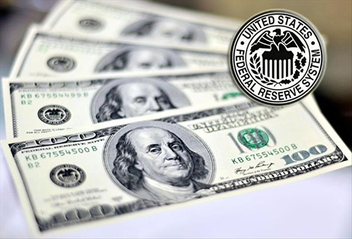 Fed İçinde Ayrışan Görüşler<br>Toplantı öncesi FED üyeleri arasında belirgin görüş farklılıkları dikkat çekiyor. Yönetim Kurulu Üyesi Stephen Miran, yarım puanlık (50 baz puan) faiz indiriminin “uygun olacağını” savunarak güvercin kanadın en güçlü seslerinden biri olarak öne çıkıyor. Miran, piyasanın beklediği en az 25 baz puanlık indirimin ise “gereklilik” olduğunu vurguluyor.