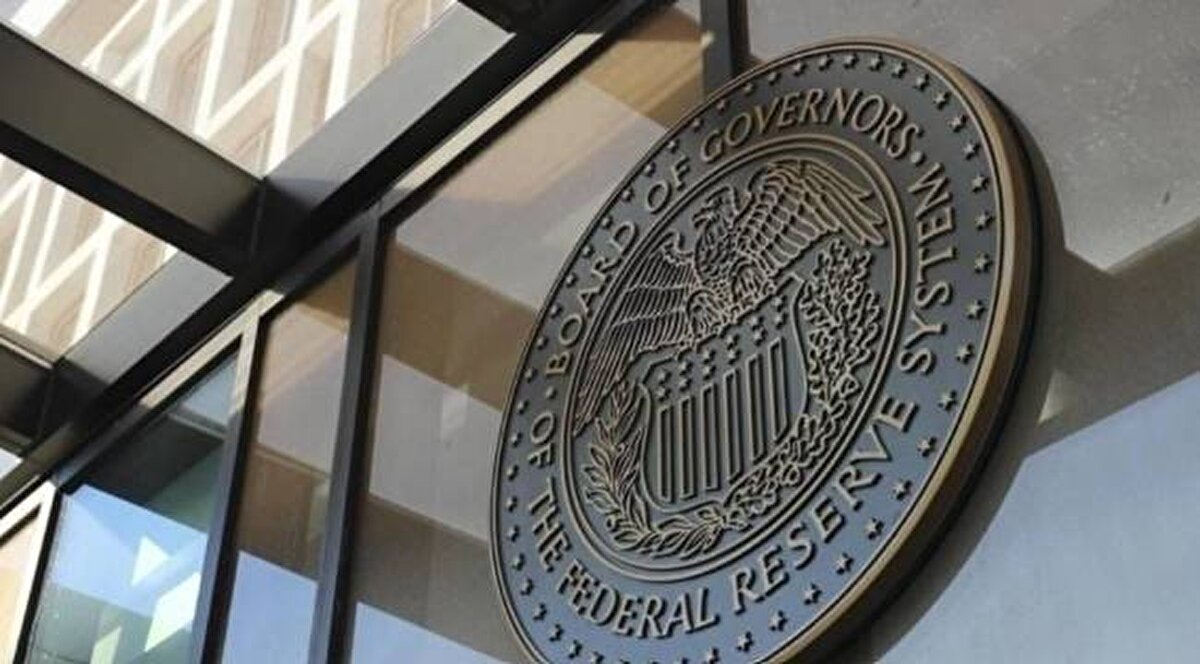 Fed’in 2025 yılındaki son toplantısı, hem faiz patikası hem de 2026’ya dair ekonomik sinyaller açısından büyük önem taşıyor. Piyasaların yönünü belirleyecek FOMC kararlarının, içerdeki görüş ayrılıkları nedeniyle bu kez daha çetin geçmesi bekleniyor. Gözler 10 Aralık’taki kritik açıklamada.