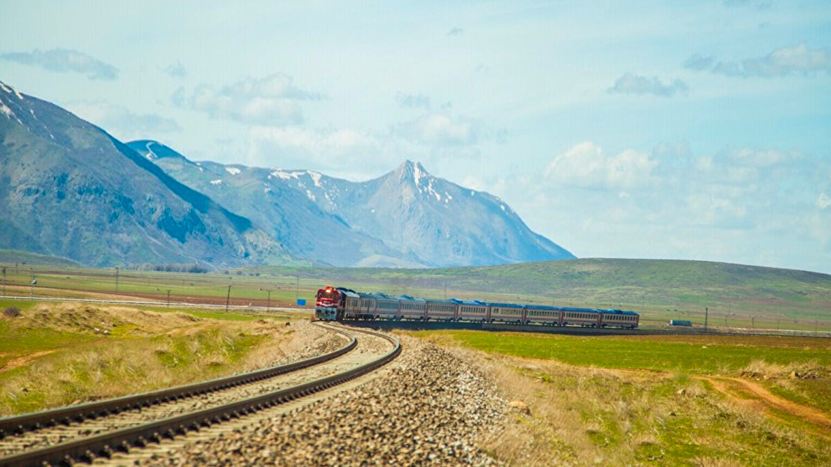 Sefer saatleri<br><br>- Gidiş: İstanbul 20.00 ➡️ Sofya 11.48<br>- Dönüş: Sofya 18.45 ➡️ İstanbul 09.56<br>- Önemli Not: Gümrük ve pasaport işlemleri nedeniyle varış saatlerinde gecikmeler olabilir