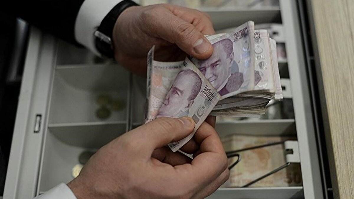 Emekliler ve memurlar için zam tablosu: Kim ne kadar artış alacak?<br><br>Son açıklanan enflasyon verileri doğrultusunda, SSK ve Bağ-Kur emeklileri için 4 aylık dönemdeki kesinleşen zam oranı yüzde 10,25 olarak belirlenmişti. Memur ve memur emeklileri ise enflasyon farkı ve toplu sözleşme avantajı ile bu orandan daha yüksek bir artışa ulaşmış durumda. Memur emeklileri, 4 aylık enflasyon farkına göre yüzde 16,55'lik zammın yanı sıra, toplu sözleşmeden kaynaklanan yüzde 11'lik ek bir artışa hak kazanacak. Ayrıca, memur maaşlarına 1000 TL'lik sabit bir taban aylık ilavesi de yapılacak. Bu durum, farklı emekli grupları arasındaki zam oranlarını net bir şekilde ayırmış bulunuyor.