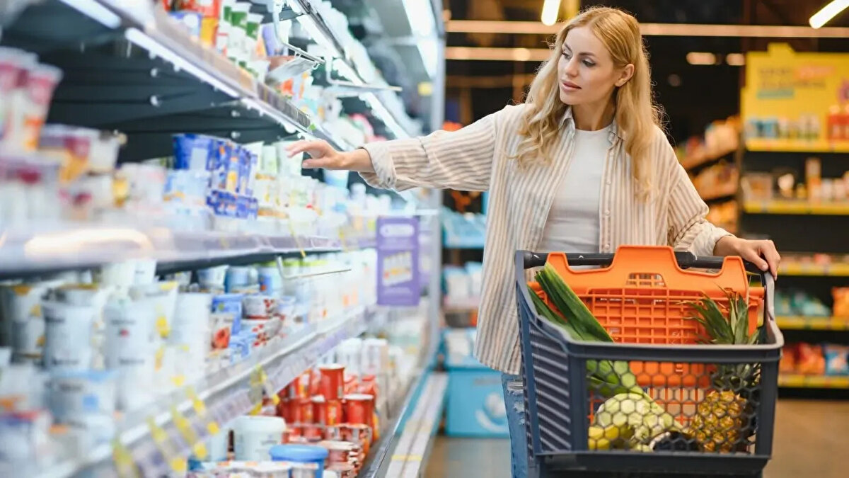 Türkiye İstatistik Kurumu (TÜİK), ekonominin en önemli verilerinden biri olan Kasım ayı enflasyon rakamlarını açıkladı. 3 Aralık 2025 Çarşamba günü saat 10.00'da duyurulan verilerle birlikte hem aylık hem de yıllık enflasyon tablosu ortaya çıktı. Ocak 2026 maaş zamlarına yön verecek olan 5 aylık veri de böylece kesinleşmiş oldu.