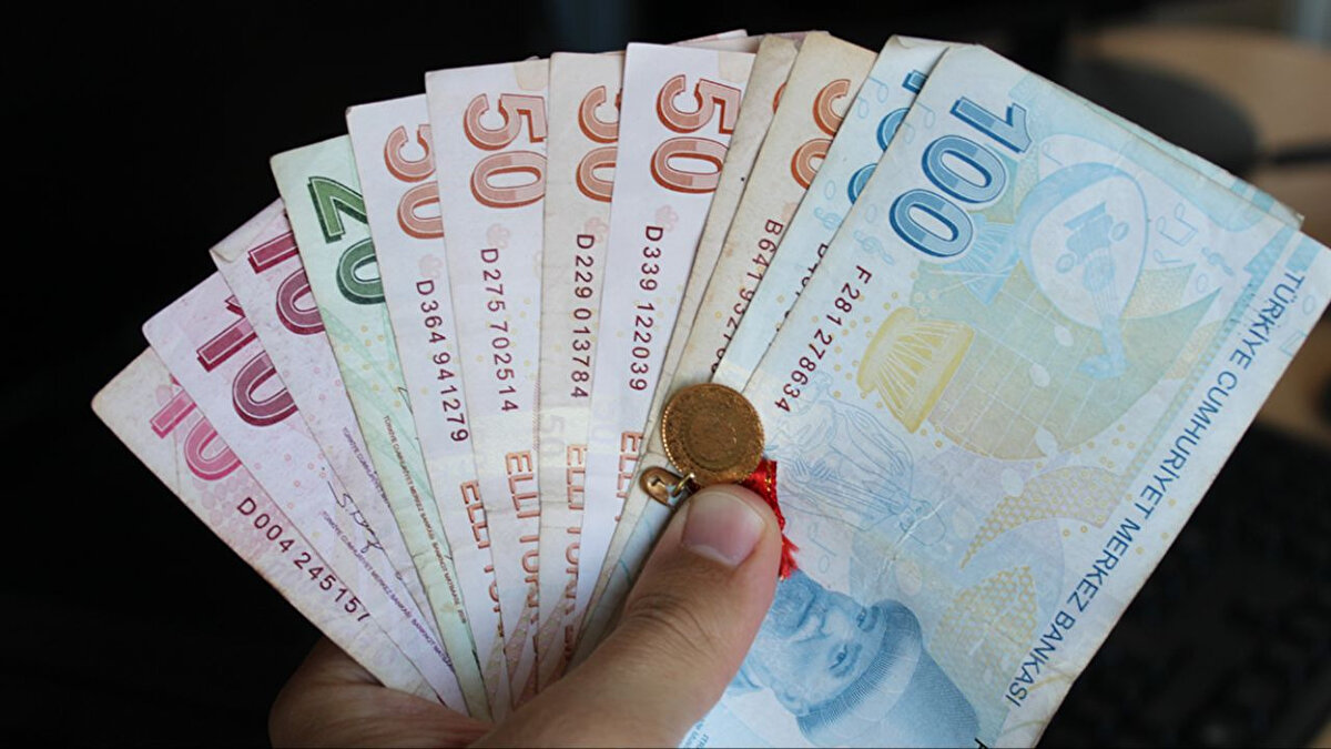 Memur ve Emekli İçin 5 Aylık Zam Farkı Netleşiyor<br>Kasım ayı verisinin açıklanmasıyla birlikte Ocak 2026'da yapılacak maaş zamları için kritik öneme sahip olan 5 aylık enflasyon farkı da ortaya çıktı. Memur ve emekliler, Temmuz, Ağustos, Eylül, Ekim ve Kasım aylarını kapsayan kümülatif enflasyon farkına göre Ocak ayında alacakları zammı şimdiden hesaplamaya başladı. Kesin zam oranı, Aralık ayı enflasyonunun açıklanmasıyla belirlenecek.