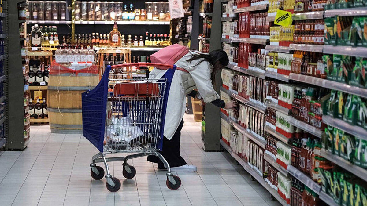 Aralık Ayı Kira Artış Oranı Belli Oldu<br>Kasım ayı enflasyonunun açıklanmasıyla birlikte ev ve iş yeri sahipleri ile kiracıları yakından ilgilendiren Aralık ayı kira artış tavan oranı da netleşti. Yüzde 25'lik sınırın kalkmasının ardından kira artışlarında baz alınan 12 aylık ortalama enflasyon verisi belirleyici oluyor.<br><br>Buna göre, Aralık ayında kiralara uygulanacak tavan zam oranı yüzde 35,91 oldu. Kira sözleşmesi bu ay yenilenecek olanlar, yasal olarak en fazla bu oran üzerinden artış yapabilecek.