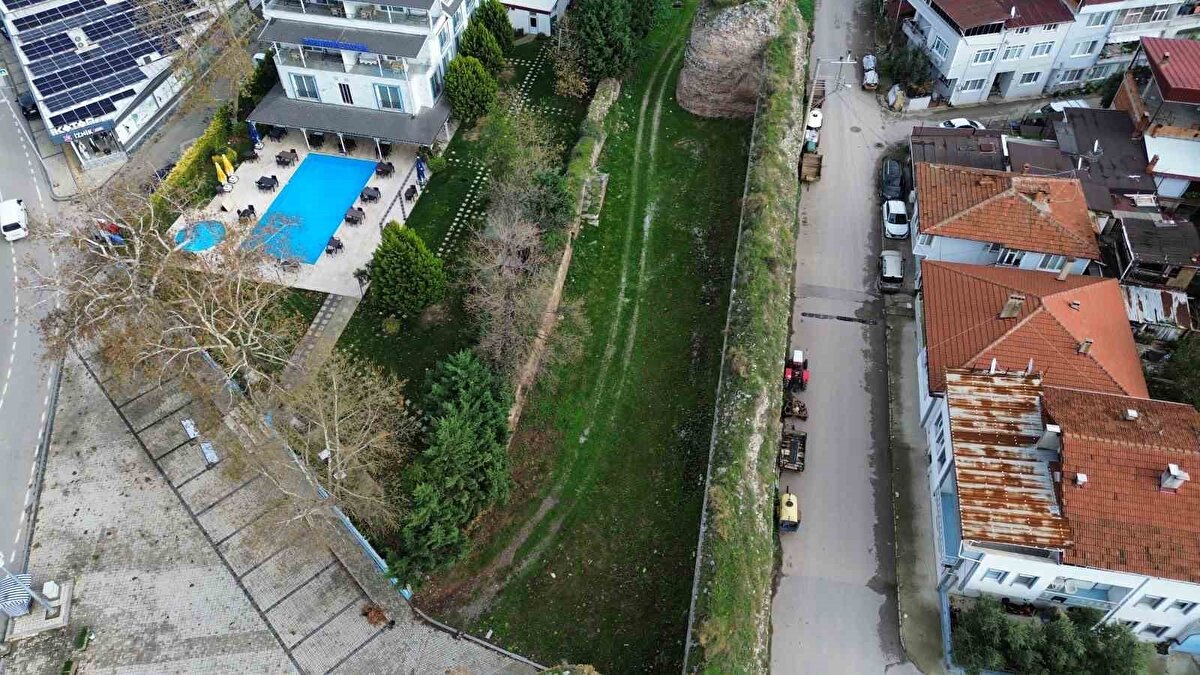 Yapılaşmaya Kapalı Sit Alanı<br><br>Gayrimenkul Danışmanı Alper Tuzcu, arsanın sit alanı statüsünde olduğunu ve üzerinde herhangi bir yapılaşmanın mümkün olmadığını belirtti. Tuzcu, “720 metrekarelik bu arsa üzerinde hobi bahçesi dahil herhangi bir kullanımın çok sınırlı olduğunu düşünüyorum. Papa 14. Leo’nun ziyaretinin ardından İznik’te gayrimenkul değerlerinde yeni bir hareketlilik başladı. Arsa, koleksiyon değeri yüksek bir yatırım olarak öne çıkıyor” ifadelerini kullandı.