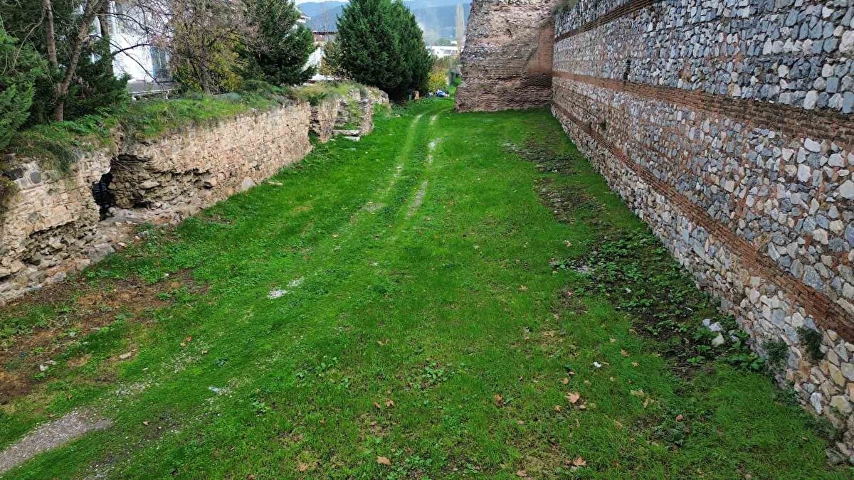 Uzmanlar, İznik’in tarihi ve kültürel önemi sayesinde gayrimenkul piyasasında değer artışının süreceğini öngörüyor. Papa’nın ziyareti sonrası ilçeye olan ilginin yükseldiğine dikkat çekiliyor. Özellikle sit alanları ve tarihi dokuların korunması, yatırımcılar için cazip fırsatlar oluşturuyor.