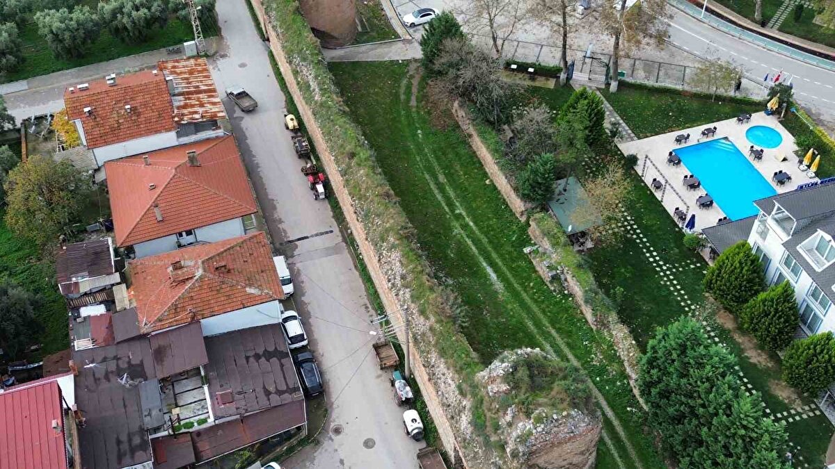 İznik’in merkezinde, tarihi surlarla çevrili bir arsa 5,5 milyon TL’den alıcı bekliyor. 720 metrekare büyüklüğündeki parsel, İznik Gölü’ne yalnızca 10 metre mesafede bulunuyor. Bölge, Osmanlı, Bizans, Selçuklu ve Roma dönemlerine ait zengin tarihi mirasıyla biliniyor ve bu miras, arsanın değerini artıran en önemli unsurlar arasında yer alıyor.