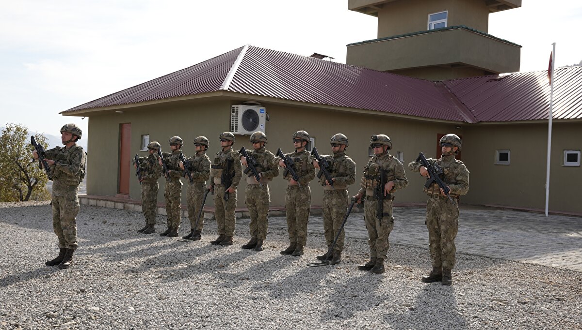Sınır güvenliği güçlendirildi<br><br>Hakkari’nin Derecik ilçesinde Irak sınırında yeni güvenlik önlemleri hayata geçirildi. Yasadışı geçişleri ve kaçakçılığı önlemek için 2 bin 152 metre uzunluğunda beton duvar örüldü, yaklaşık 10 kilometrelik hendek kazıldı. Bölgede “sınır ileri karakolu” ve gözetleme kuleleri inşa edilerek güvenlik güçlerinin etkinliği artırıldı.