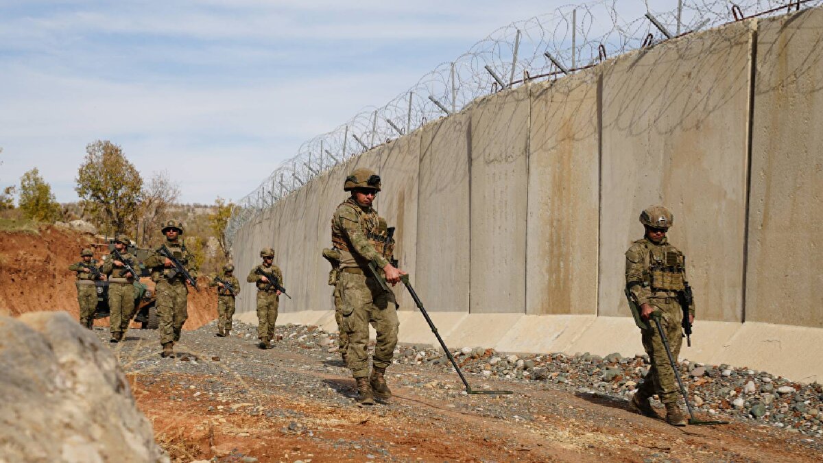 Teknoloji destekli kontrol<br><br>Dört metre yüksekliğindeki duvarlar, panoramik ve gece görüşlü kameralarla donatıldı, jiletli tellerle takviye edildi. Ayrıca sınır hattında titreşim sensörleri ve akustik tespit sistemleri kurularak her türlü yasa dışı hareket anında izlenebiliyor. Hudut birlikleri, insansız hava araçları ve gece görüşlü dürbünlerle sınırı sürekli kontrol altında tutuyor.