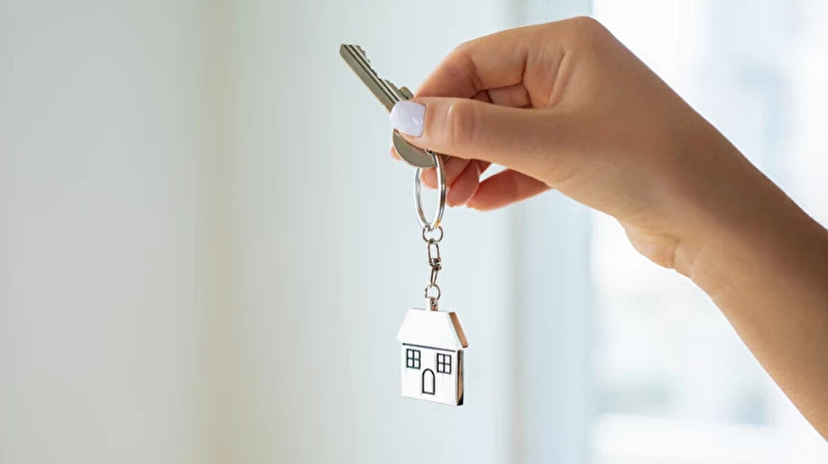 Harç gelirleri dikkat çekti<br><br>Tapuda gerçekleştirilen işlemlerden elde edilen harç geliri bu dönemde yüzde 73,7 artış göstererek 139 milyar 175 milyon 722 bin TL’ye ulaştı. Bunun yaklaşık 133,1 milyar TL’si satış işlemlerinden geldi. Bu artış, hem gayrimenkul piyasasının canlılığına hem de devlet bütçesine ciddi katkı sağladığını gösterdi.