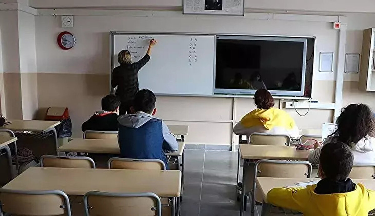 Milli Eğitim camiasında hareketlilik sürüyor. 15 bin atamanın kura sürecinin tamamlanmasıyla birlikte, yeni 10 bin öğretmen alımı gündemin ilk sırasına yerleşti. Akademi Giriş Sınavı (AGS) sonuçlarına göre şekillenecek olan süreçte adaylar, "Hangi branşa kaç kontenjan ayrılacak?" sorusunun yanıtını arıyor.