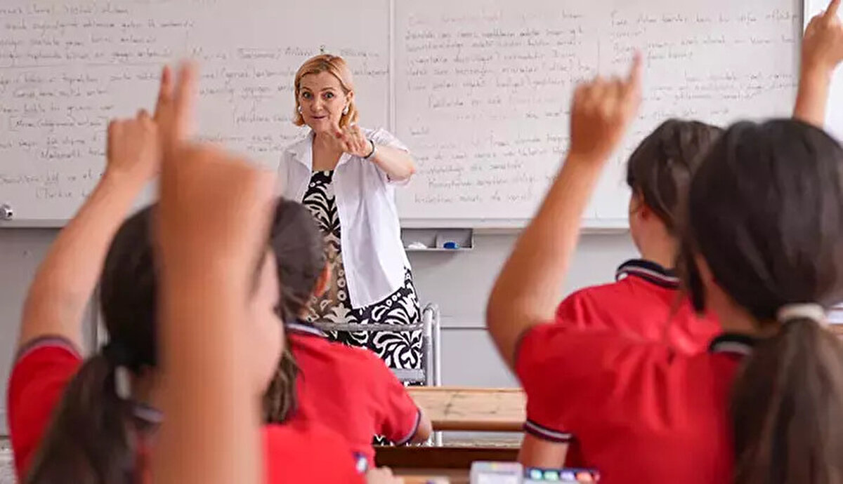 10 Bin Öğretmen Alımı Ne Zaman Yapılacak?<br>Adayların en çok merak ettiği "10 bin öğretmen atama takvimi yayınlandı mı?" sorusu henüz resmi olarak netleşmedi. Ancak Milli Eğitim Bakanı Yusuf Tekin, Milli Eğitim Akademisi'ne yapılacak alımlar için kritik bir tarih aralığı işaret etti.