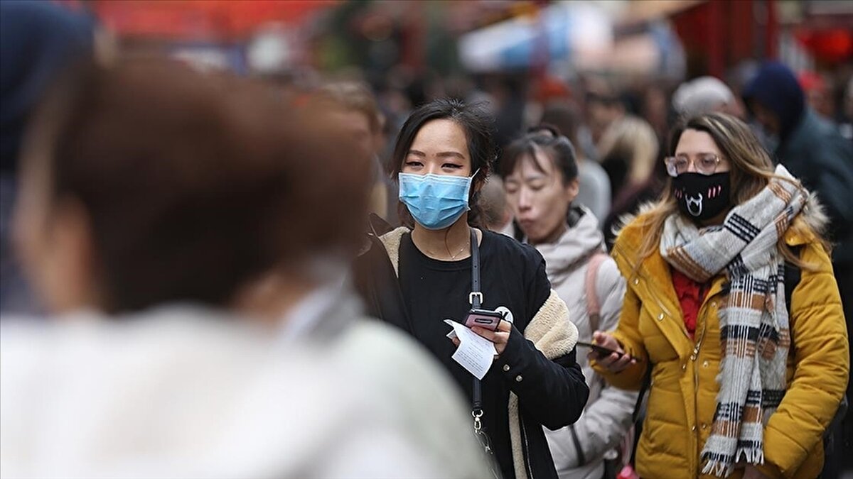 Dört aşamalı risk planı hazırlandı<br><br>Maske, aşı ve uzaktan çalışma gibi uygulamalar şimdilik öneri düzeyinde olsa da, oluşturulan “düşük”, “orta”, “yüksek” ve “çok yüksek” olmak üzere dört risk seviyesine göre önlemlerin katılaştırılması mümkün olacak. Yetkililer, çok yüksek risk durumunda Covid-19 döneminde olduğu gibi maske zorunluluğunun yeniden devreye girebileceğini belirtti.<br><br>Bu çerçevede özellikle hastaneler, bakım evleri ve büyük işyerlerinde cerrahi maske kullanımı kritik dönemlerde birinci önlem olarak öne çıkıyor.