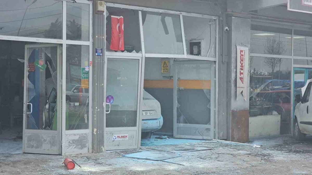Kayseri’nin Melikgazi ilçesinde 38 BP 645 plakalı bir aracın LPG tankı, Osman Kavuncu Bulvarı’ndaki otogaz dönüşüm servisinde patladı. Tank değişimi sırasında meydana gelen patlama sonucunda 3 kişi yaralandı. Olay ihbarı üzerine polis, sağlık ve itfaiye ekipleri hızla bölgeye sevk edildi.