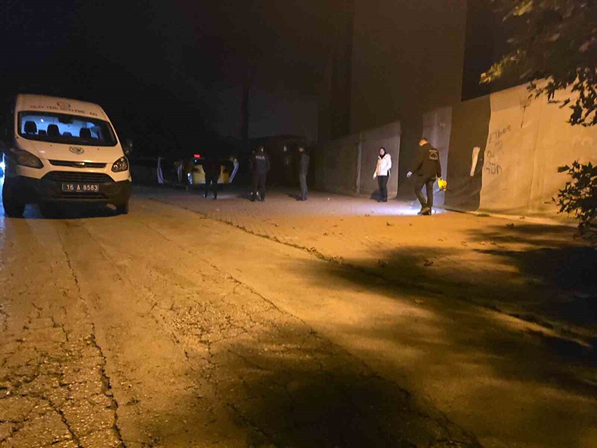 Taksiye bindiği anda elindeki silahı Mustafa G.’ye doğrultan Eyüp A., araç içinde kurusıkıdan ateş etti. Ardından tabancanın kabzasıyla darp ettiği taksiciyi yaraladı. Silah seslerini duyan vatandaşların ihbarıyla polis olay yerine sevk edildi ve Eyüp A. kısa sürede gözaltına alındı. Yaralı taksici ise ambulansla İnegöl Devlet Hastanesi’ne kaldırıldı.