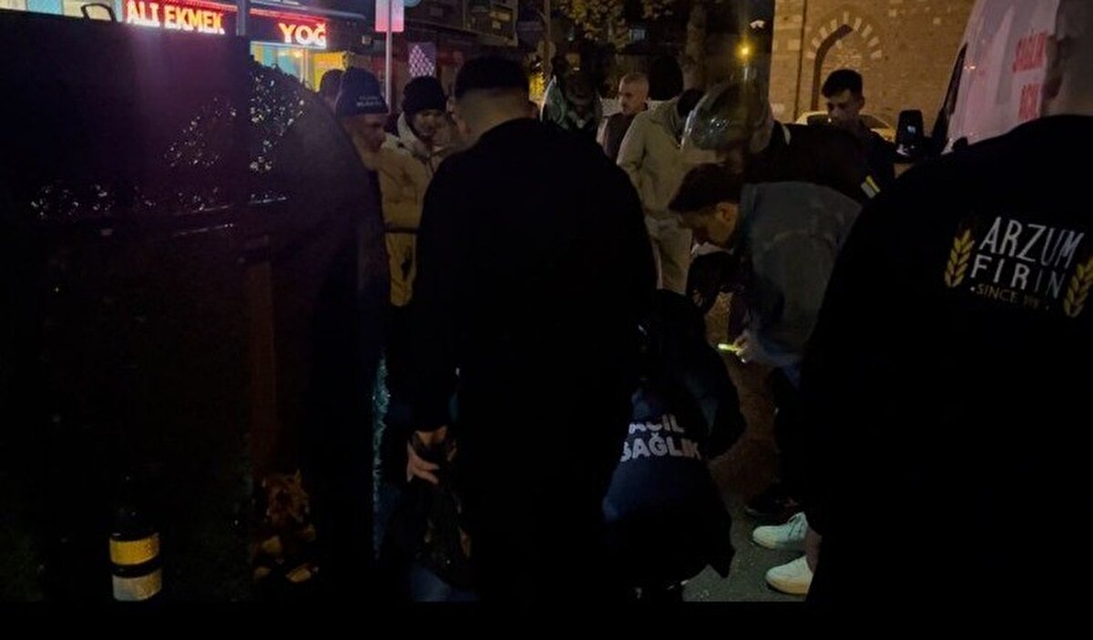 Bursa’nın İnegöl ilçesinde, 5 ay önce meydana gelen trafik kazasında oğlunun yaralanmasına rağmen sürücünün mahkeme tarafından beraat ettirilmesine tepki gösteren baba, taksicinin ağabeyini silahla vurdu.<br><br>Olay, gece yarısı Kemalpaşa Mahallesi’nde ilçe stadyumunun yakınında gerçekleşti. Kazada yaralanan çocuğun babası Eyüp A., davada sürücünün serbest kalmasını içine sindiremedi. Dün akşam saatlerinde taksicinin ağabeyi Mustafa G.’yi müşteri gibi arayarak kendisini alması için adrese çağırdı.