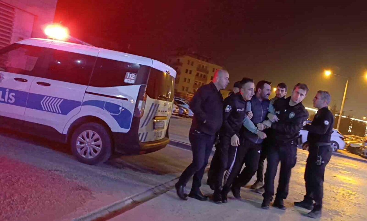 Taksici esnafı tepki gösterdi: “Güvenlik tedbirleri artırılmalı”<br><br>İnegöl Taksiciler Kooperatifi Başkanı Mesut Ekren, olayın kabul edilemez olduğunu belirterek taksici esnafının hedef haline getirildiğini söyledi. Ekren, saldırıya uğrayan taksicinin olayla hiçbir ilgisinin olmadığını vurguladı. Ekren, “Arkadaşımız sadece çalışıyordu. 5 ay önceki kazayı yapan kardeşi… Fakat saldırı ağabeyine yapıldı. Bu resmen gasp ve hürriyetten yoksun bırakma girişimidir. Taksici esnafının güvenliği için acilen önlem alınması gerekiyor.” dedi.