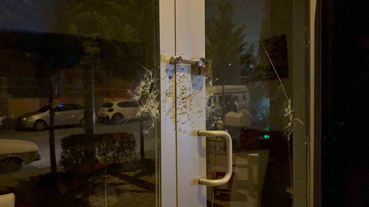 Kayseri’nin Talas ilçesinde bulunan Mevlana Mahallesi’nde gece yarısına yakın saatlerde yaşanan silahlı saldırıda, bir çiğ köfte dükkânı pompalı tüfekle vuruldu.