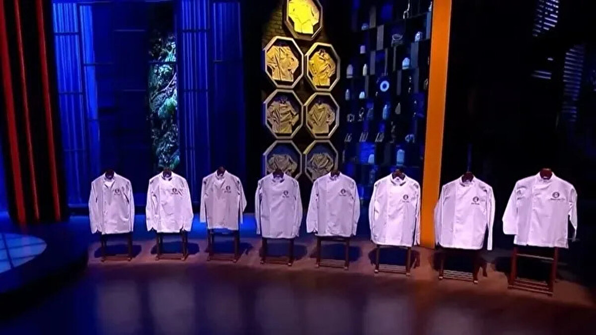MasterChef'te Son Ceket Gecesi: Ömür Akkor İmzası ve Puanlama<br>Yarışmanın 3 Aralık Çarşamba akşamı yayınlanan bölümünde konsept yine zorluydu:<br><br>İlk Etap (Yaratıcılık): Yarışmacılara "Zencefil ve Bal" ana ürünleri verildi. Yarışmacılar bu iki malzemeyi en uyumlu şekilde kullanarak yaratıcı tabaklar çıkarmaya çalıştı.<br><br>İkinci Etap (İmza Tabağı): Gecenin konuk şefi, Türk mutfağının araştırmacı ve ödüllü ismi Şef Ömür Akkor oldu. Yarışmacılar, Ömür Şef'in zorlu ve teknik tabağını en iyi şekilde kopyalamak için ter döktü.<br><br>İki oyun sonunda yapılan puanlama neticesinde zirveye oturan Hakan, son ceketi giymeye hak kazandı.