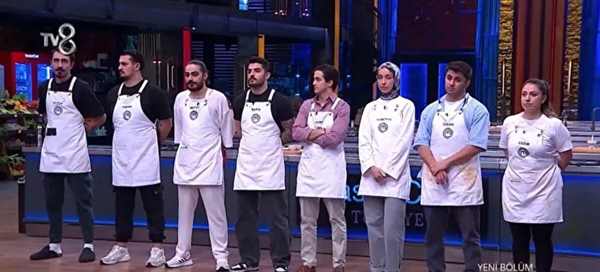 İstediğiniz başlık ve sağladığınız bilgiler doğrultusunda, arama motorlarında (Google) üst sıralarda yer almayı hedefleyen, anahtar kelime odaklı ve kullanıcıyı sitede tutmaya yönelik SEO uyumlu haber metnini aşağıda bulabilirsiniz.<br><br>MasterChef Son Ceketi Kim Kazandı? MasterChef Finalistleri Belli Oldu | 3 Aralık MasterChef Türkiye'de Final İçin Son Ceketi Kazanan İsim Belli Oldu<br>TV8 ekranlarının fenomen yarışması MasterChef Türkiye 2025’te büyük final öncesi son viraj dönüldü! Aylar süren maratonun ardından yarı final biletini garantileyen dördüncü ve son isim, 3 Aralık Çarşamba akşamı yapılan kıyasıya mücadelenin ardından netleşti. Peki, MasterChef dördüncü ceketi kim giydi? Şef Ömür Akkor’un tabağını en iyi yaparak rakiplerini geride bırakan o isim ve puan durumu haberimizde.<br><br>MasterChef Türkiye’de bireysel ceket yarışları nefes kesen bir finalle noktalandı. Mehmet Yalçınkaya, Danilo Zanna ve Somer Sivrioğlu’nun jüri koltuğunda oturduğu gecede, geriye kalan yarışmacılar son şanslarını değerlendirmek için tezgah başına geçti. Üç ceketin sahiplerini bulmasının ardından (Çağatay, Sezer ve Özkan), gözler dördüncü ceketi kimin alacağına çevrilmişti. İşte 3 Aralık MasterChef son bölüm özeti ve kazanan isim...<br><br>3 Aralık MasterChef 4. Ceketi Kim Kazandı?<br>Büyük bir heyecana sahne olan gecede, iki etaplı zorlu bir tadım süreci yaşandı. Yarışmacılar, son ceketi giyerek yarı finale adını yazdırmak ve elenmekten kurtulmak için tüm hünerlerini sergiledi.<br><br>Gecenin sonunda şeflerden ve konuk şef Ömür Akkor'dan en yüksek puanı toplayarak MasterChef 2025 dördüncü ceketini kazanan isim HAKAN oldu. Hakan, bu başarısıyla adını finalistler arasına yazdırdı.<br><br>MasterChef'te Son Ceket Gecesi: Ömür Akkor İmzası ve Puanlama<br>Yarışmanın 3 Aralık Çarşamba akşamı yayınlanan bölümünde konsept yine zorluydu:<br><br>İlk Etap (Yaratıcılık): Yarışmacılara "Zencefil ve Bal" ana ürünleri verildi. Yarışmacılar bu iki malzemeyi en uyumlu şekilde kullanarak yaratıcı tabaklar çıkarmaya çalıştı.<br><br>İkinci Etap (İmza Tabağı): Gecenin konuk şefi, Türk mutfağının araştırmacı ve ödüllü ismi Şef Ömür Akkor oldu. Yarışmacılar, Ömür Şef'in zorlu ve teknik tabağını en iyi şekilde kopyalamak için ter döktü.<br><br>İki oyun sonunda yapılan puanlama neticesinde zirveye oturan Hakan, son ceketi giymeye hak kazandı.<br><br>MasterChef 2025 Ceket Alan İsimler (Finalistler)<br>MasterChef Türkiye'de çeyrek final mücadelesi veren yarışmacılar arasında 4 gün süren ceket yarışları sonucunda finalist kadrosu tamamlandı. İşte sırasıyla ceket giyen ve yarı finali garantileyen o isimler:<br><br>1. Ceket: Çağatay<br><br>2. Ceket: Sezer<br><br>3. Ceket: Özkan<br><br>4. Ceket: Hakan