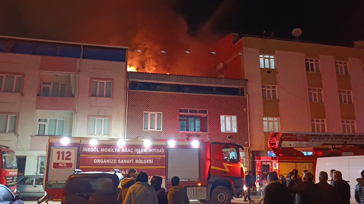 Olay yerine ulaşan Bursa Büyükşehir Belediyesi İtfaiye ekipleri, çatıyı saran alevleri yaklaşık bir saatlik çalışma sonucu kontrol altına aldı. Mahalledeki binaların birbirine yakın olması nedeniyle alevlerin çevredeki yapılara sıçrama riski bulunsa da ekipler yoğun çabayla yangını sınırlandırdı.