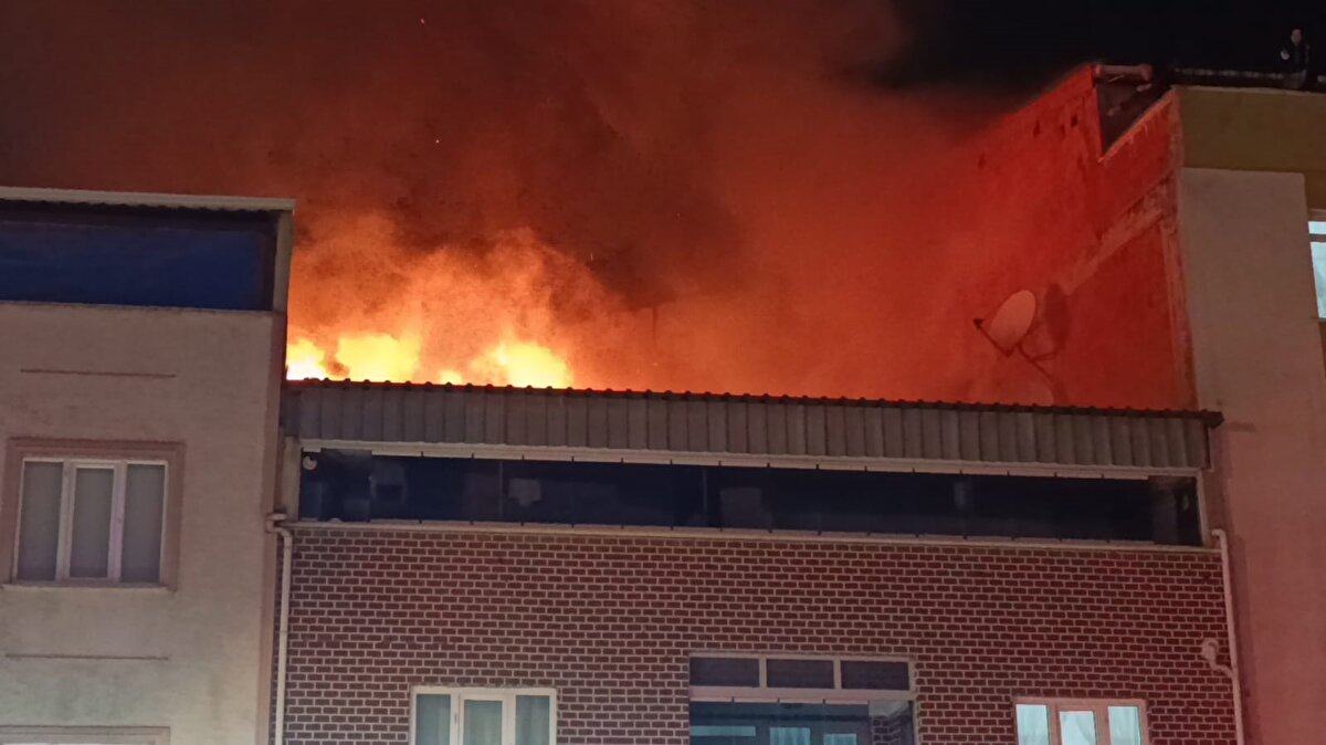 Bursa’nın İnegöl ilçesine bağlı Mesudiye Mahallesi’nde bulunan iki katlı bir evin çatısında, Perşembe gecesi henüz belirlenemeyen bir nedenle yangın çıktı. Kısa sürede büyüyen alevleri fark eden mahalle sakinleri, durumu hemen polis, sağlık ve itfaiye ekiplerine bildirdi. Yangın sırasında evde yaşayanlar güvenlik amacıyla tahliye edildi.