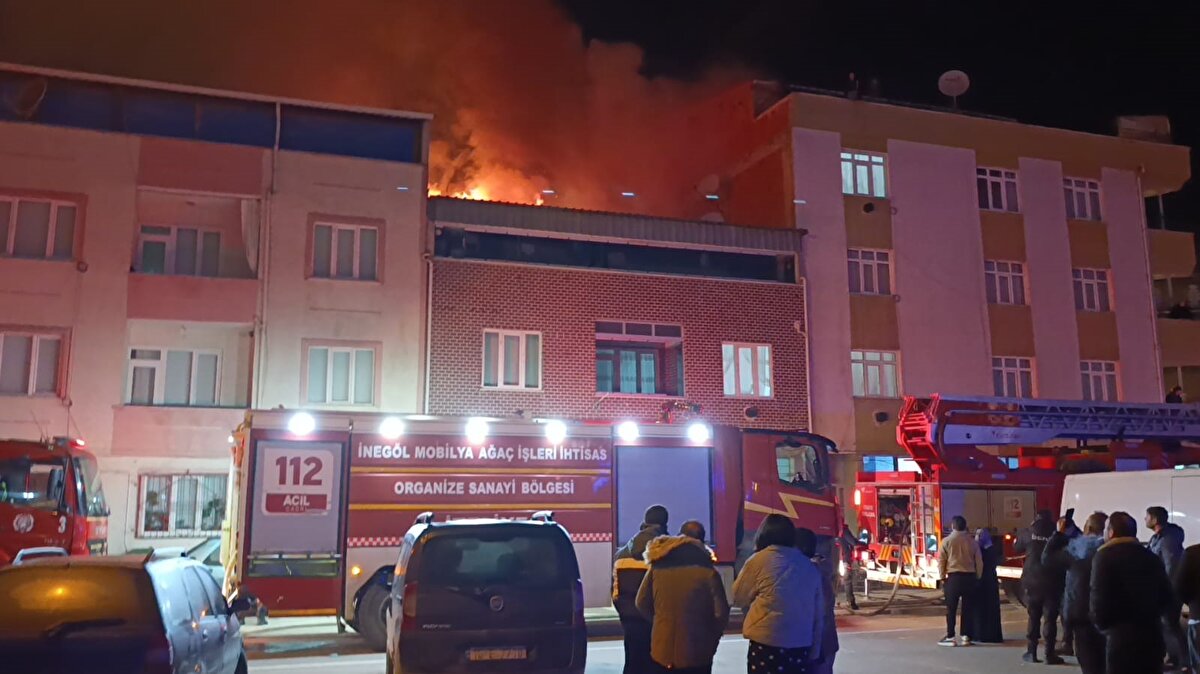 Yangında can kaybı ya da yaralanma olmazken, evde maddi hasar oluştu. İtfaiye ekipleri ve polis, yangının çıkış nedeninin belirlenmesi amacıyla olay yerinde inceleme başlattı.
