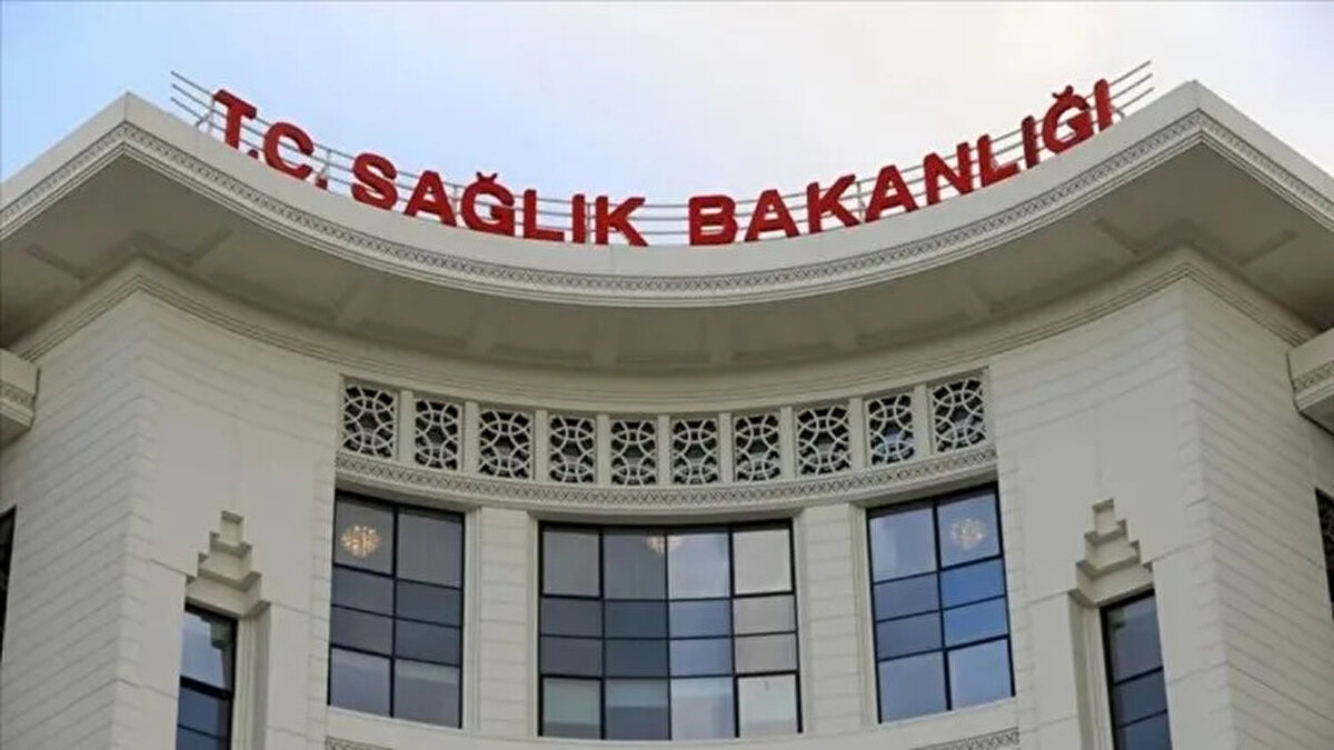 Sağlık Bakanlığı personel alımı son dakika gelişmeleri, atama bekleyen binlerce sağlık profesyoneli tarafından yakından takip ediliyor. Beklenen müjde nihayet geldi ve Cumhurbaşkanı Recep Tayyip Erdoğan'ın imzasıyla yayımlanan karar doğrultusunda, sağlık ordusuna 2026 yılında toplam 26 bin 673 yeni sözleşmeli personel katılacağı duyuruldu. Özellikle uzman tabip açığını kapatmaya yönelik planlanan bu dev istihdam hamlesi sonrası gözler başvuru takvimine çevrildi. Peki, Sağlık Bakanlığı personel alımı ne zaman yapılacak, başvuru şartları neler ve hangi branştan kaç kişi alınacak? İşte adayların en çok merak ettiği soruların yanıtları ve kadro dağılımı...