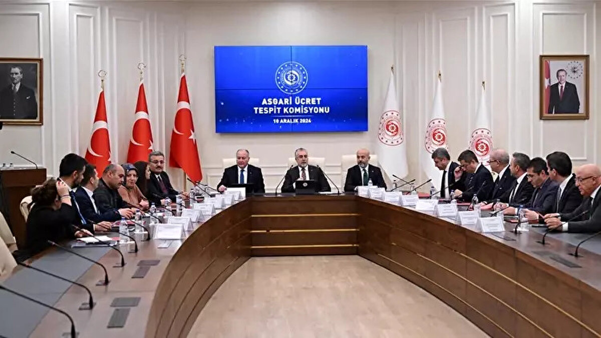 Enflasyon verileri zam hesaplamasını şekillendiriyor<br><br>Türkiye İstatistik Kurumu’nun açıklamasına göre kasım ayı enflasyonu yüzde 0,87, yıllık enflasyon ise yüzde 31,07 oldu. TÜFE verileri, komisyonun değerlendireceği en kritik parametrelerin başında geliyor.<br><br>Geçen yıl olduğu gibi bu yıl da zammın gerçekleşen enflasyon yerine hedeflenen yıllık enflasyon üzerinden belirlenmesi ihtimali konuşuluyor.