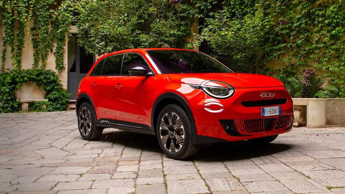 Fiat 600 fiyatları – Aralık 2025<br><br>Fiat 600, hibrit ve elektrikli versiyonlarıyla satışta kalmaya devam ediyor.<br>136 HP güç üreten 1.2 litrelik hibrit Easy otomatik 1.687.900 TL, Urban otomatik ise 1.834.900 TL fiyatla listede yer aldı.<br>Elektrikli 600 La Prima ise 1.959.900 TL’den satışa sunuluyor.<br><br>Ücretli renk seçeneklerinde La Prima ve Urban paketleri için fiyat 14.580 TL olurken, La Prima paketinde daha uygun fiyatlı 9.720 TL’lik ek bir renk seçeneği de bulunuyor.