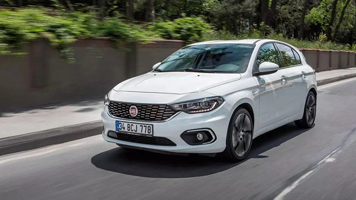 Fiat Aralık 2025 güncel başlangıç fiyatları<br><br>Yeni listede Egea Sedan’ın başlangıç fiyatı 1.099.900 TL’ye çıktı. Egea Cross ise ayı 1.149.900 TL’den açarken, Fiat 600 fiyatlarında herhangi bir artış yapılmadı ve model 1.687.900 TL’den satışta kaldı. Markanın yeni elektrikli modeli Grande Panda ise aralık ayında 1.449.900 TL başlangıç fiyatıyla güncellenmiş görünüyor.