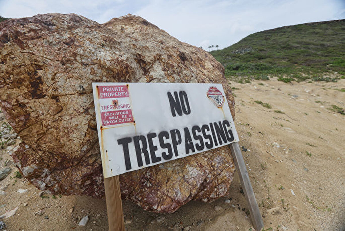 Epstein Adası'nın geçmişi<br>ABD Virgin Adaları’nda bulunan ve Little Saint James ile Great Saint James adalarından oluşan bölge, Epstein’ın mülkiyetinde olduğu yıllarda kamuoyunda “Epstein Adası” ve “Sin Island” gibi isimlerle anılmıştı. Epstein’ın burada siyasetçilerden iş insanlarına kadar birçok tanınmış ismi ağırladığı, dava dosyalarında yer alan belgelerle ortaya çıkmıştı.