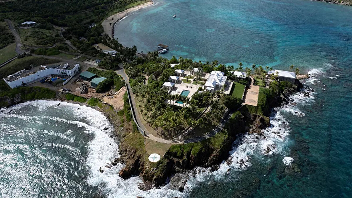 Soruşturmanın resmi sonuçları<br>En küçüğü 14 yaşındaki çok sayıda kız çocuğuna yönelik istismar suçlamalarıyla yargılanan Epstein, 2019’da New York Manhattan’daki tutukevinde ölü bulunmuştu. FBI ve Adalet Bakanlığı, yaptıkları soruşturma sonucunda Epstein’ın intihar ettiği kanaatine vardıklarını; ünlü isimlerin yer aldığı iddia edilen bir “müşteri listesi”ne ilişkin kanıt bulunamadığını açıklamıştı.