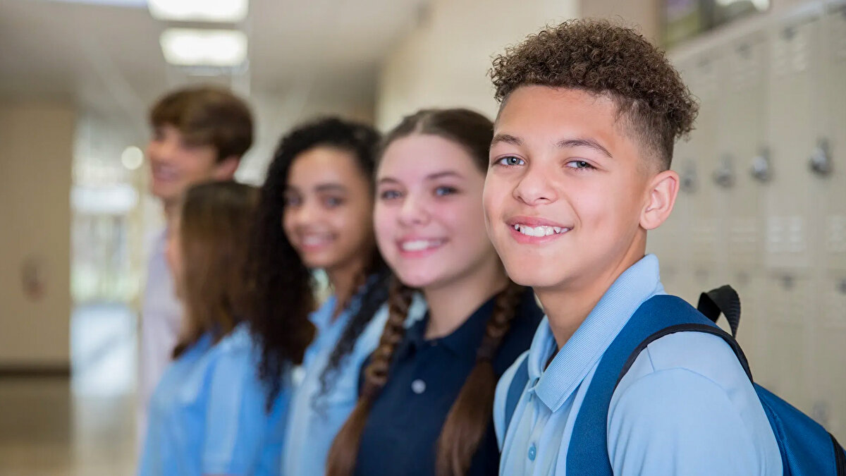 Eğitim kalitesi kadar ders saatleri de öğrencilerin başarısında kritik bir rol oynuyor; ancak dünyanın farklı köşelerine baktığımızda okul zilinin çalma saati konusunda şaşırtıcı bir uçurumla karşılaşıyoruz.