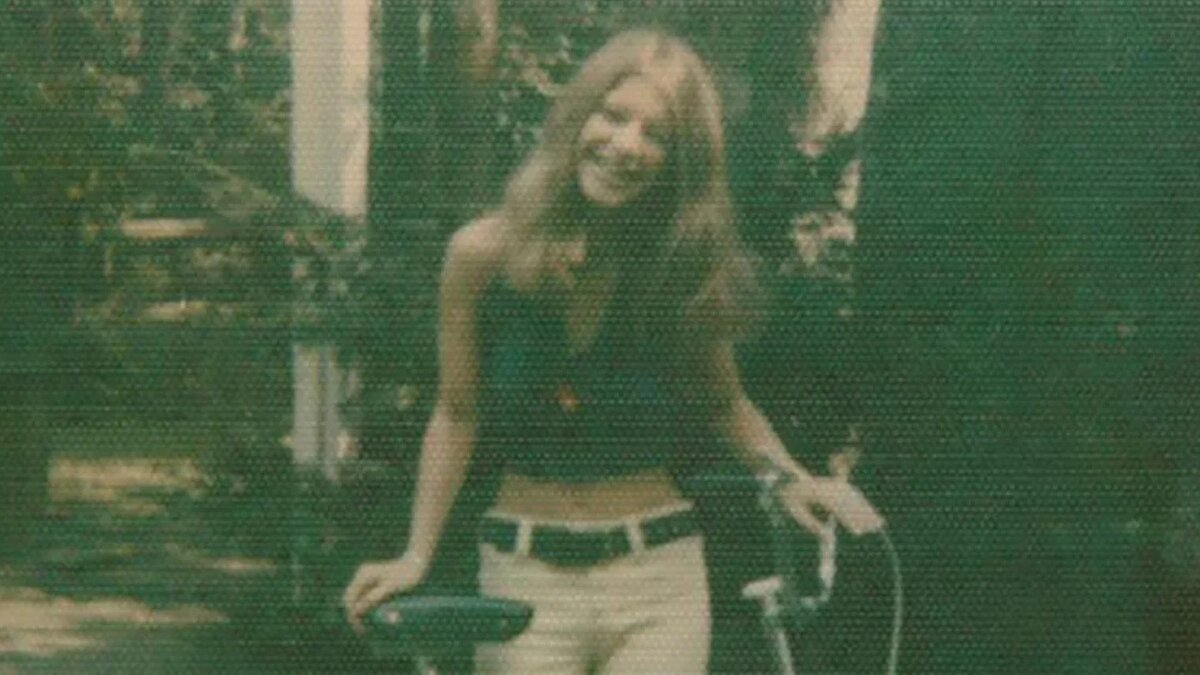 ABD’nin Colorado eyaletinde 1987 yılında öldürülen Rhonda Marie Fisher’ın dosyası, kırk yıla yakın bir sürenin ardından yeniden gündeme geldi. Fisher’ın cansız bedeni Denver’ın yaklaşık 35 mil güneyinde, kırsal bir yol kenarında bulunmuş; yapılan incelemede genç kadının cinsel saldırıya uğradıktan sonra boğularak öldürüldüğü belirlenmişti. O dönemde yürütülen soruşturmalar sonuçsuz kalırken, kritik DNA örnekleri yıllarca çözülemeyen dosyada saklı kaldı.