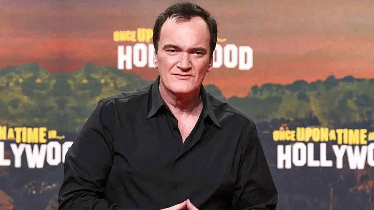 Tarantino'nun Listesinde Dikkat Çeken "Sıradışı" Tercihler<br>Tarantino'nun listesi sadece zirvesiyle değil, genel çeşitliliğiyle de dikkat çekiyor. Listede Toy Story 3 (Oyuncak Hikayesi 3) gibi duygusal animasyonlardan, Jackass the Movie gibi absürt komedilere kadar geniş bir yelpaze var.<br><br>Özellikle şu filmlerin listede yer alması, Tarantino'nun sadece "yüksek sanat"ı değil, eğlence sinemasını da ne kadar önemsediğini kanıtlıyor:<br><br>Unstoppable (Durdurulamaz): Tony Scott imzalı aksiyon gerilim.<br><br>The Devil’s Rejects (Vahşet Çetesi): Rob Zombie'nin rahatsız edici korku filmi.<br><br>School of Rock: Jack Black'li müzikal komedi.