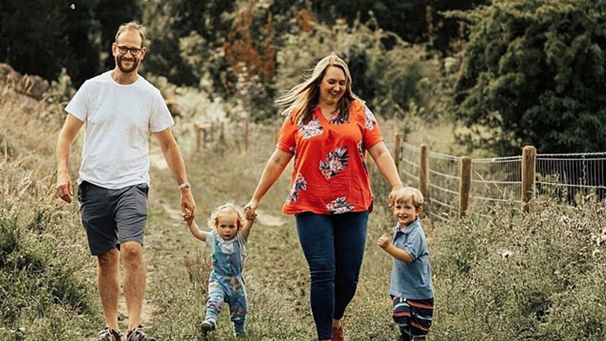 Olay anında öğretmenler tarafından iki kez adrenalin kalemi uygulandı ancak etkisiz kaldı. Ailesi okula ulaştığında çocuğun solunumu durmuştu. Babasının yaptığı kalp masajı ve sağlık ekiplerinin tüm müdahalelerine rağmen küçük Benedict, Peterborough City Hospital’da hayatını kaybetti. Raporda, bu tür vakalarda patoloji uzmanlarının daha fazla kan, doku ve mide örneği alması gerektiği yönünde tavsiyeler de yer aldı.