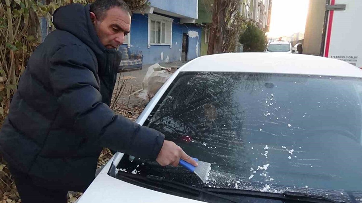 Araçlar dondu, dereler buzla kaplandı<br><br>Kent genelinde sabah saatlerinde birçok aracın camı tamamen buz tuttu. Bazı sürücüler motor ve kapıların donması nedeniyle araçlarını çalıştıramadı. Soğuk hava derelerin yüzeyini de buz tabakasına dönüştürdü.