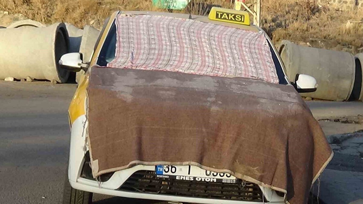 Vatandaşlar battaniye ve kilimlerle önlem aldı<br><br>Karslılar, araçlarını korumak için gece boyunca camlara battaniye, kilim ve halı sermeyi tercih etti. Sabah işe gitmek için dışarı çıkan yurttaşlar, soğukların erken başlamasına rağmen durumun “Kars için olağan” olduğunu ifade etti.