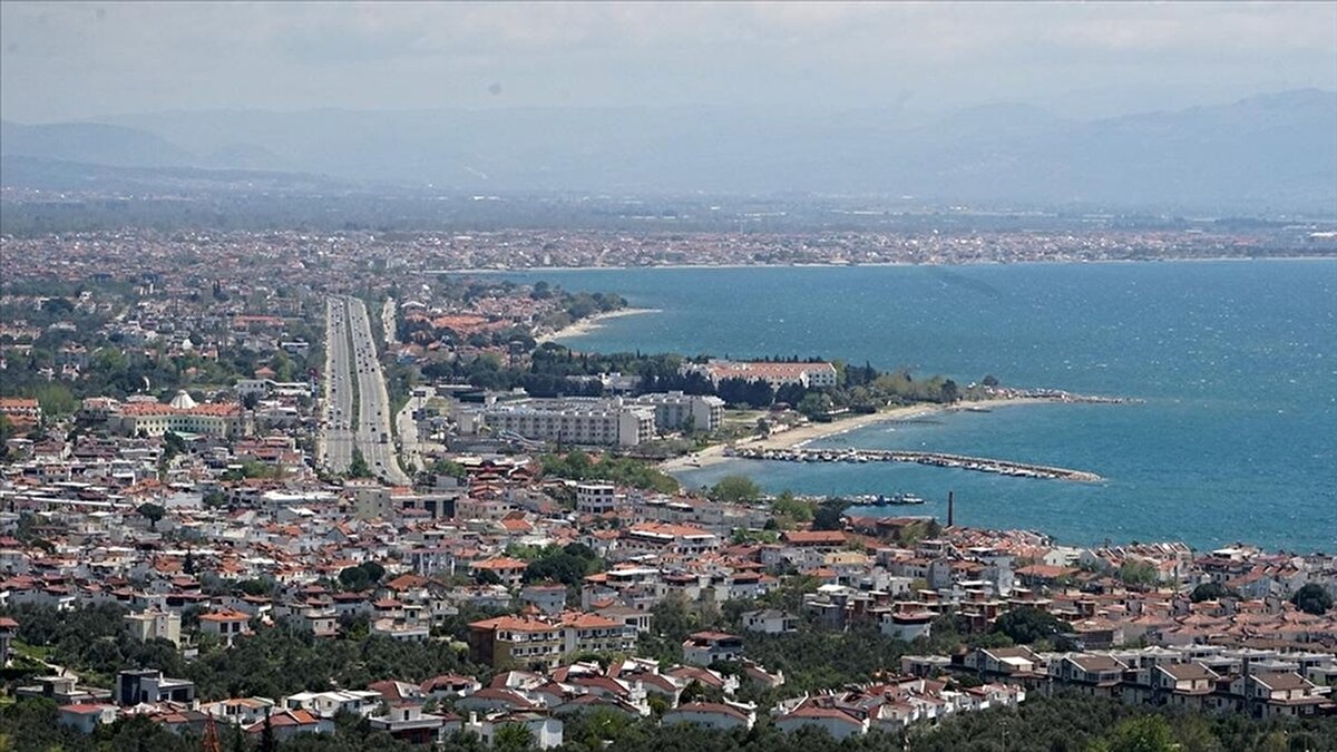 Nüfus ve ekonomik büyüme baskıyı artırıyor<br><br>Uzmanlara göre Marmara, Ege ve Akdeniz kuşağında yaşanan hızlı şehirleşme mevcut illerin yükünü artırıyor. Sanayi bölgeleri, liman ticareti, turizm hareketliliği ve stratejik konum gibi etkenler, yeni il yapılanmalarının gerekliliğine işaret ediyor. Özellikle İstanbul, Tekirdağ, Kocaeli, İzmir, Balıkesir, Muğla ve Antalya’daki büyük ilçelerin öne çıkması dikkat çekiyor.