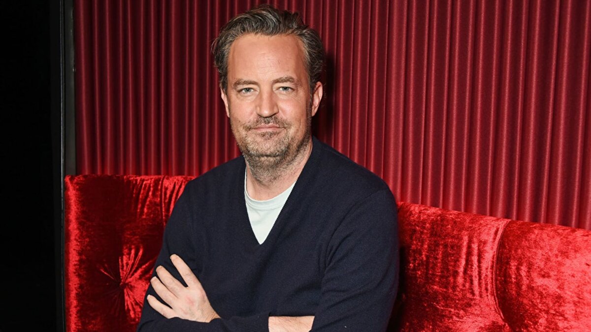 ABD’nin California eyaletinde yürütülen soruşturma kapsamında, “Friends” dizisiyle tanınan oyuncu Matthew Perry’ye ketamin temin eden Dr. Salvador Plasencia hakkında verilen karar açıklandı. Federal savcılık, ketamin dağıtımıyla ilgili dört ayrı suçlamayı kabul eden Plasencia’nın 30 ay hapis cezasına mahkûm edildiğini duyurdu. Ünlü oyuncu 28 Ekim 2023’te Los Angeles’taki evinde ketaminin akut etkileri nedeniyle yaşamını yitirmişti.