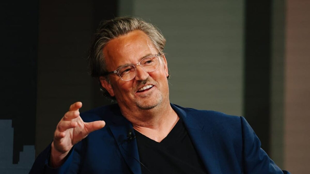 Adalet Bakanlığı'nın aktardığı bilgilere göre, Perry’nin ölümünün ardından geçen yaklaşık on ay içinde Plasencia ve “Ketamine Queen” olarak bilinen Jasveen Sangha dahil beş kişi hakkında iddianame düzenlendi. Savcılık, bu kişilerin ketamini yasa dışı şekilde temin ederek Perry’ye ulaştırdığını ve özellikle son haftalarda oyuncunun artan kullanımından gelir elde ettiğini belirtti. Perry’nin ölüm gününde üç kez ketamin enjeksiyonu aldığı, adli tıp raporuna yansıyan bulgular arasında yer aldı.