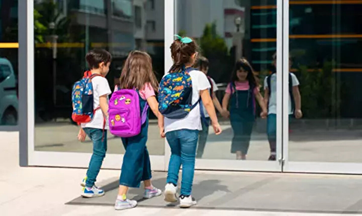 Ara Tatil Kaç Gün Sürecek?<br>Resmi olarak 16-20 Mart tarihleri arasında uygulanacak olan tatil, hafta sonları ile birleştiğinde uzuyor. Öğrenciler, 14 Mart Cumartesi gününden itibaren tatile başlayacak ve toplamda 9 gün boyunca ders başı yapmayacak.