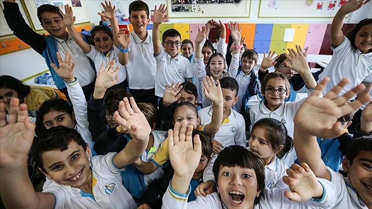 2026 Yaz Tatili Ne Zaman Başlıyor? Okullar Ne Zaman Kapanacak?<br>İkinci ara tatilin ardından eğitim maratonu Haziran ayına kadar kesintisiz sürecek. 2025-2026 eğitim öğretim dönemi, karnelerin alınacağı 26 Haziran 2026 Cuma günü sona erecek ve yaz tatili resmen başlayacak.