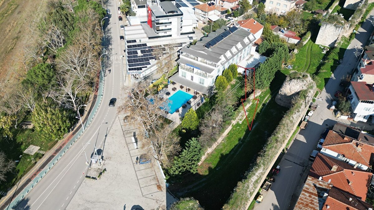 Bursa’nın tarihi İznik Surları içinde yer alan birinci derece sit alanı niteliğindeki 720 metrekarelik arsa, satışa çıkarıldı. İnşaat mühendisi Kadircan Aslıvar, 13 yıl önce ailesiyle birlikte satın aldığı arsayı, Katoliklerin ruhani lideri ve Vatikan Devlet Başkanı Papa 14. Leo’nun ilçeye ziyaretinden bir gün sonra internet üzerinden 5 milyon 500 bin TL’ye ilan etti.