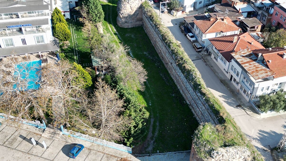 Sit alanı koruması ve yatırım potansiyeli<br><br>Arsa, sit alanı olduğu için imar planlarında aynen korunuyor ve bilimsel kazılar dışında yapılaşmaya izin verilmiyor. Aslıvar, Anıtlar Kurulu izniyle ileride ilçeye değer katacak projelerin hayata geçirilebileceğini söyledi. “Papa’nın ziyareti sonrası bölgeye olan ilgi arttı. Uygun bir proje ile İznik’e değer katacak bir yatırım yapılabilir” ifadelerini kullandı.